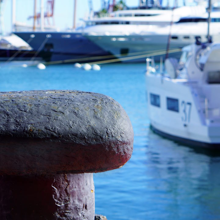 Ports avec services complets (réparations, carburant, levage)