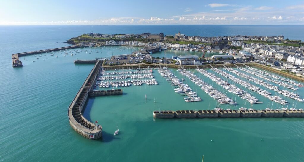 Bassin d'évolution, photo Google (Port de Hérel - Bureau du port)
