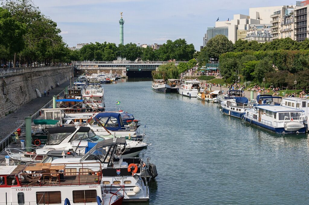 Bassin de l'Arsenal (photo Wikipedia, licence CC BY-SA)