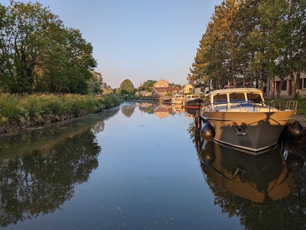 Halte Nautique d'Attigny, photo Google (Youri Chamine)