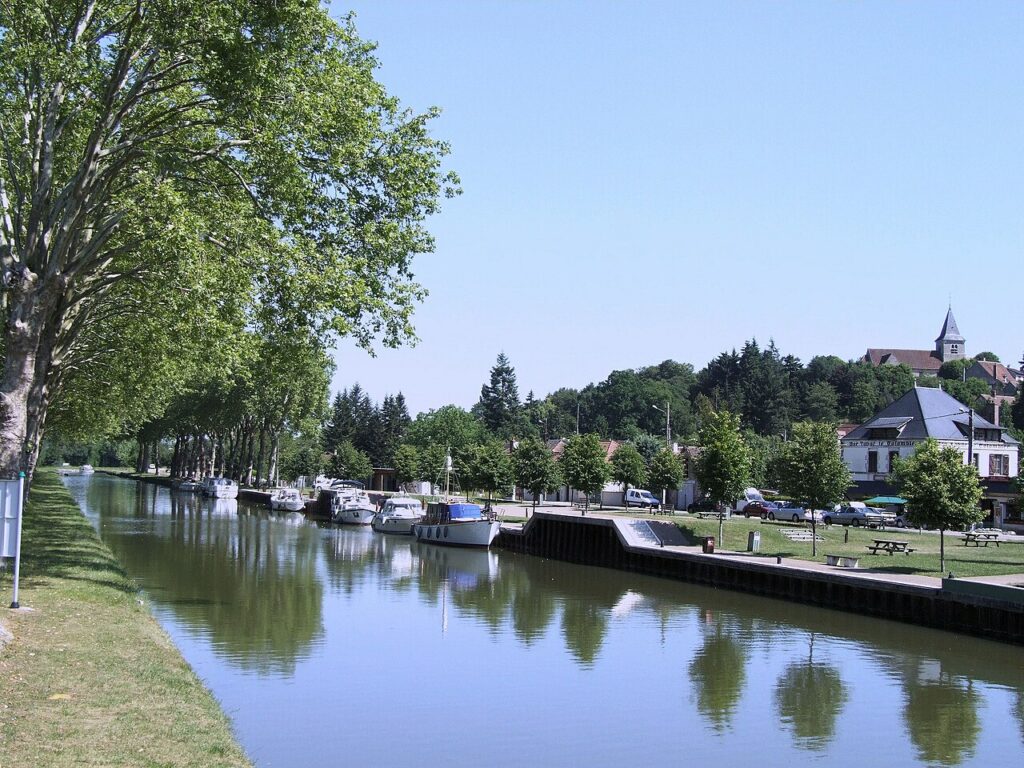 Halte Nautique de Rogny les Sept Écluses, photo commune (Rogny-les-Sept-Écluses)