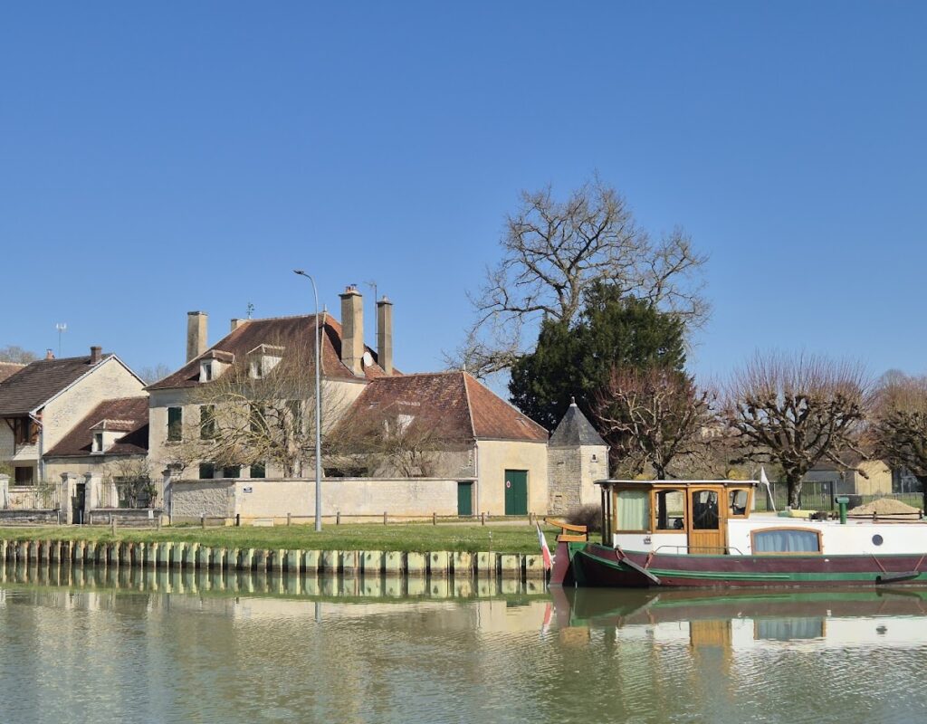 Halte Nautique de Saint-Vinnemer, photo Google (Janneke I. Jung)