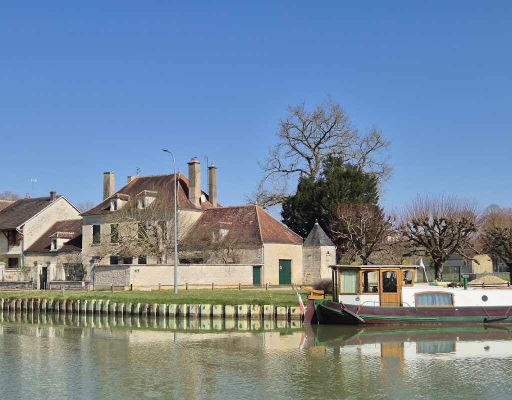 Halte Nautique de Tanlay, photo Google (Janneke I. Jung)