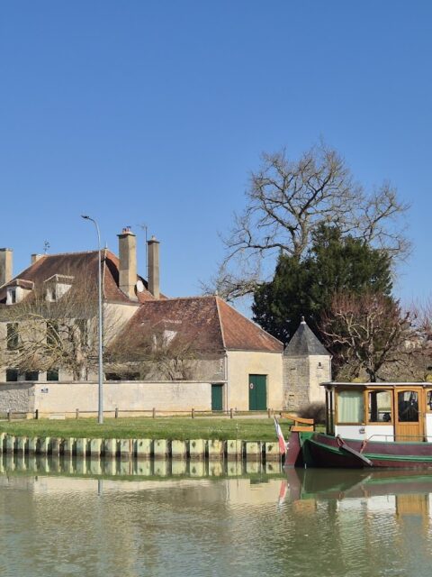 Halte Nautique de Tanlay, photo Google (Janneke I. Jung)