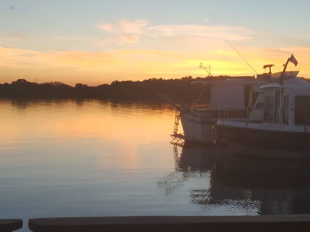 Halte nautique de Vallabrègues, photo Google (jean arjona)