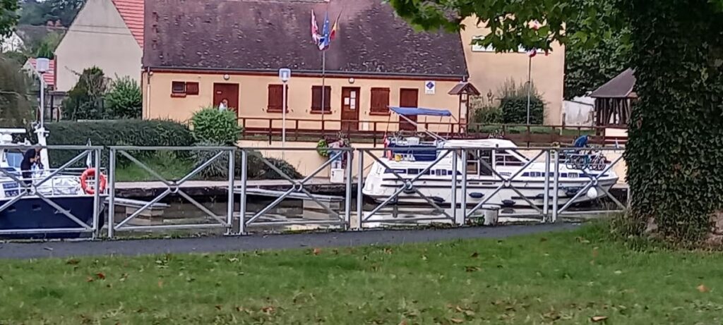 Halte, photo Google (Halte Nautique de Châtillon Coligny)