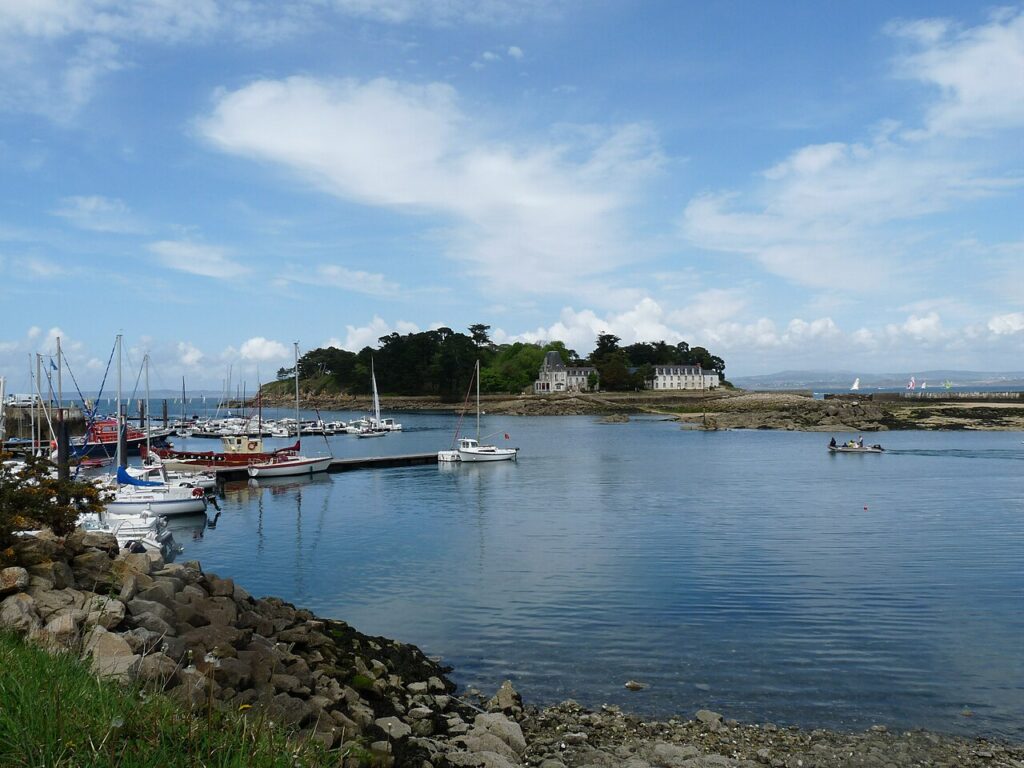 Le Port Rhu (photo Wikipedia, licence CC BY-SA)