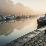 Illustration générée par IA du mini port bateau pour enfants