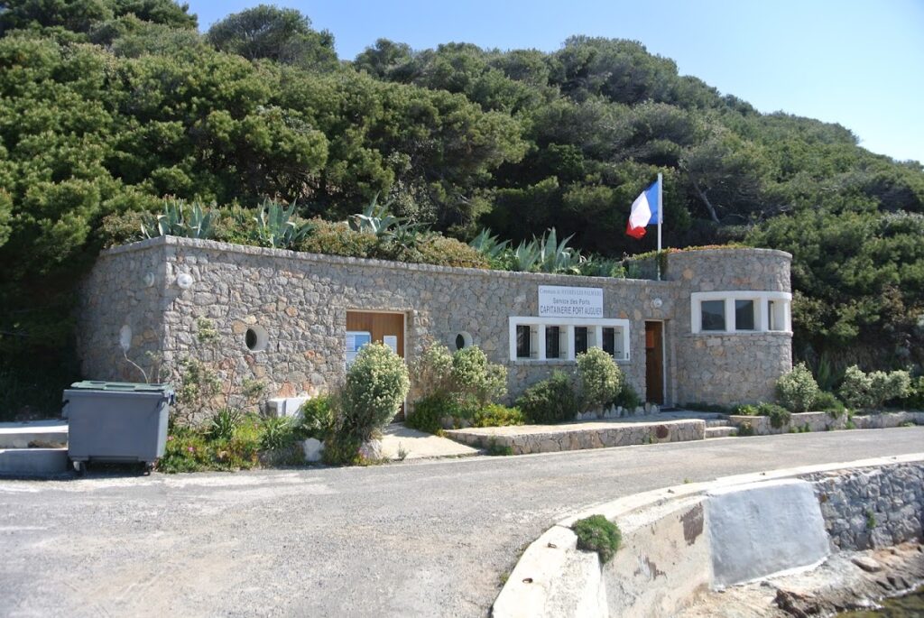 Port Augier, photo Google (Port Auguier (Capitainerie))