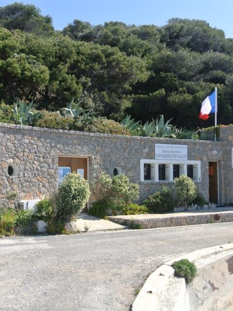 Port Augier, photo Google (Port Auguier (Capitainerie))