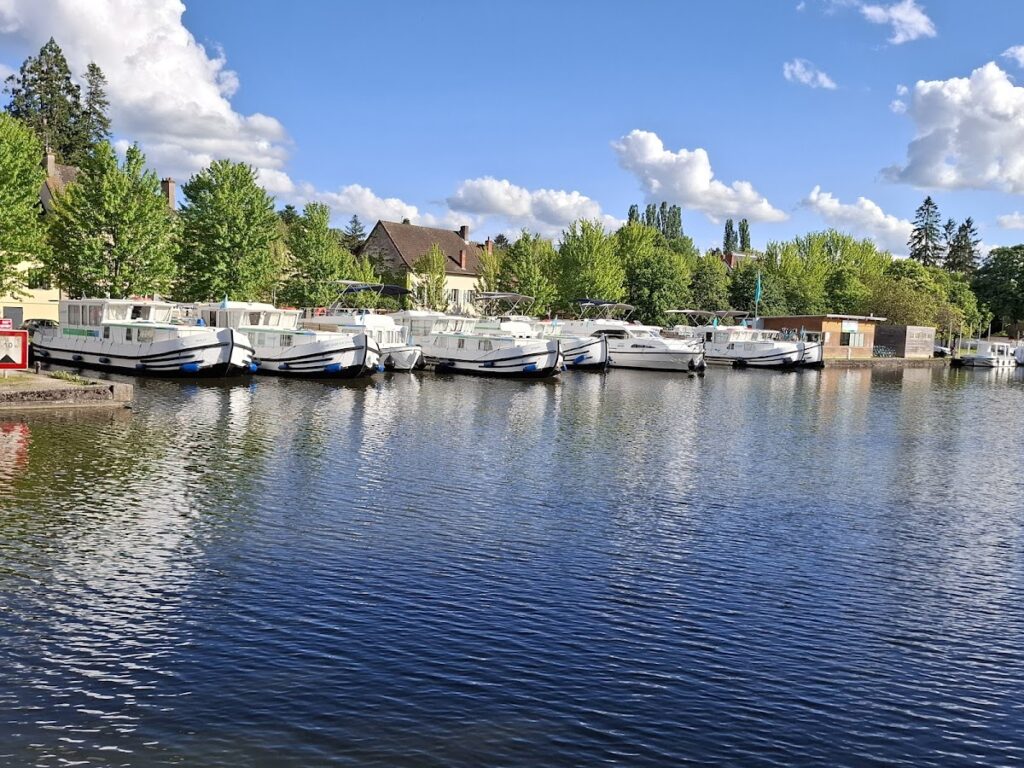 Port de plaisance de Saint-Léger-sur-Dheune, photo Google (Jacques Baudin)