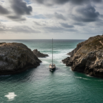 Abri en mer : voilier entrant dans un port naturel abrité entre deux pointes rocheuses