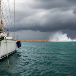Amarrage par gros temps : voilier sécurisé au ponton avec amarres doublées sous ciel de tempête