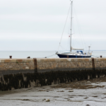 Amarrage en zone de marée : voilier à quai avec amarres longues à marée basse