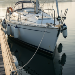 Amarrer son bateau seul : voilier bridé au ponton par une amarre au maître-bau
