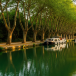 Halte fluviale ombragée par les platanes le long du Canal du Midi