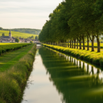 Halte fluviale au bord d'un canal de Bourgogne bordé de prairies