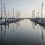 Hivernage à flot : voiliers amarrés dans une marina calme en hiver