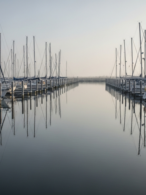 Hivernage à flot : voiliers amarrés dans une marina calme en hiver