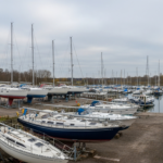 Hivernage à flot ou à sec : bateaux stockés à terre près d'une marina en automne