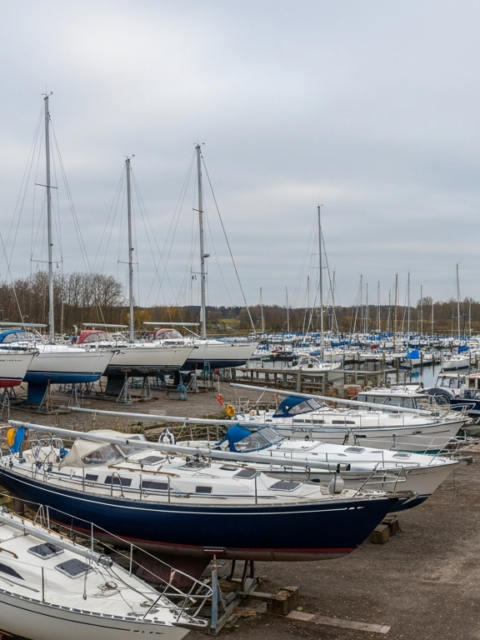 Hivernage à flot ou à sec : bateaux stockés à terre près d'une marina en automne