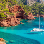 Mouillage dans une calanque de la Côte d'Azur aux eaux turquoise