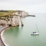Mouillage abrité sous les falaises calcaires de la côte normande