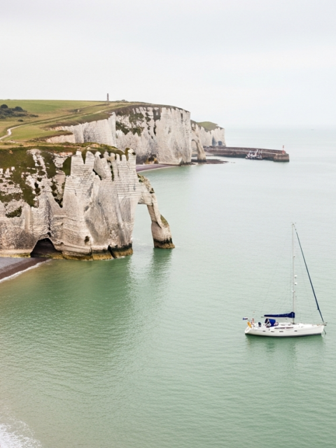 Mouillage abrité sous les falaises calcaires de la côte normande