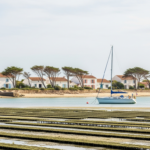 Mouillage près d'un port ostréicole de Charente-Maritime
