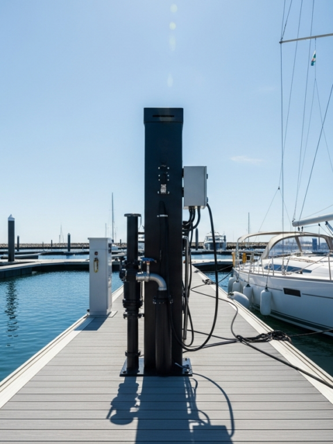 Pompe à eaux noires sur un ponton de port de plaisance