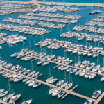 Prix d'une place de port : marina remplie de bateaux sur pontons vue du ciel