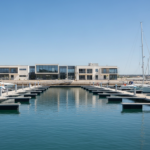 Les services d'un port de plaisance : pontons équipés et capitainerie