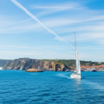 Zones de navigation : voilier en mer à distance variable de la côte et d'un port