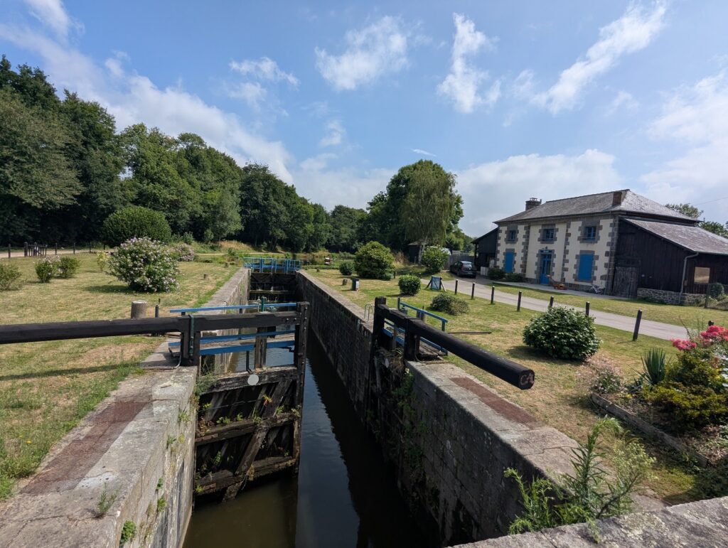 Halte fluviale de Saint-Domineuc : une ecluse pres de Saint-Domineuc