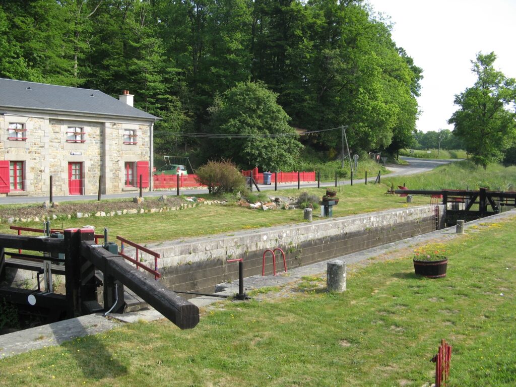 Halte fluviale de Saint-Germain-sur-Ille : une ecluse a Saint-Germain-sur-Ille