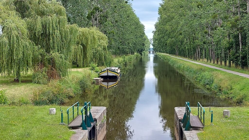 Halte fluviale de Val d'Oust : le Canal de Nantes à Brest pres de Val d'Oust