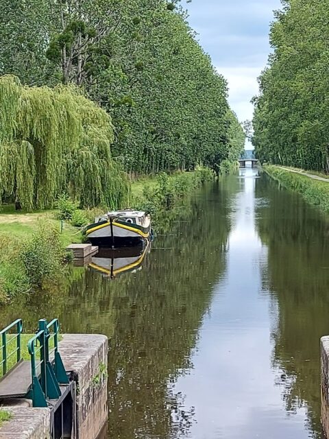 Halte fluviale de Val d'Oust : le Canal de Nantes à Brest pres de Val d'Oust