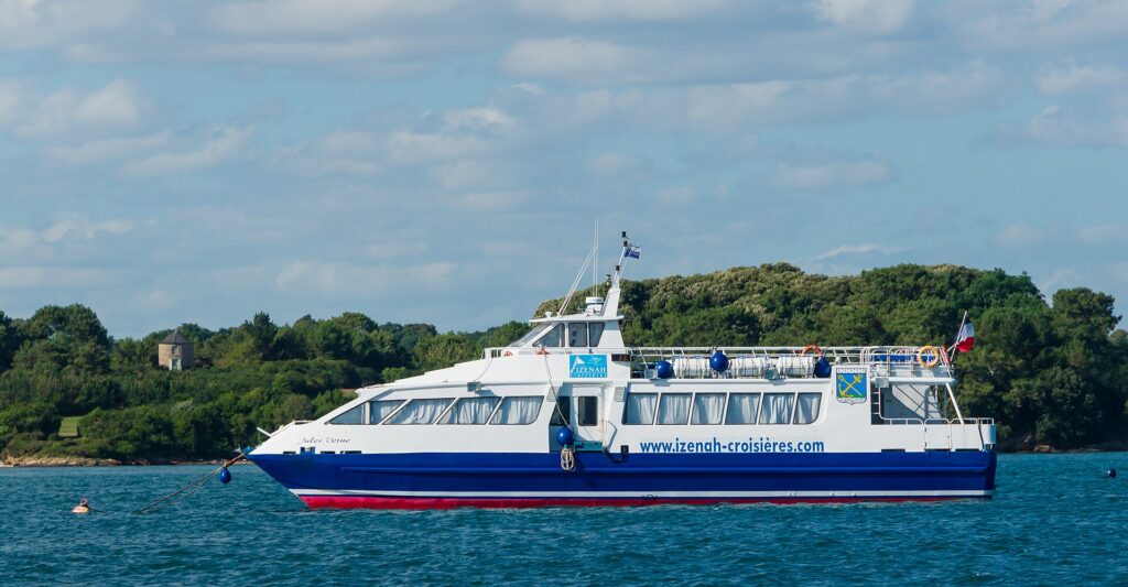 Les Terre-Pleins de Porh Er Bleye : Izenah boat Jules-Verne Golfe Morbihan