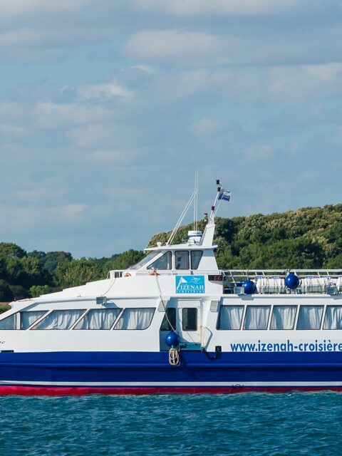 Les Terre-Pleins de Porh Er Bleye : Izenah boat Jules-Verne Golfe Morbihan
