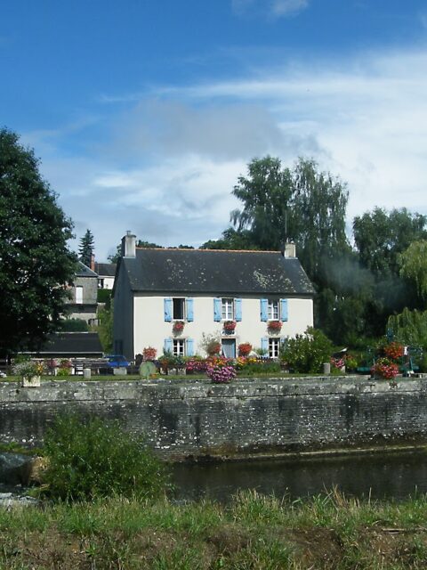 Port fluvial de Rohan : une ecluse pres de Rohan