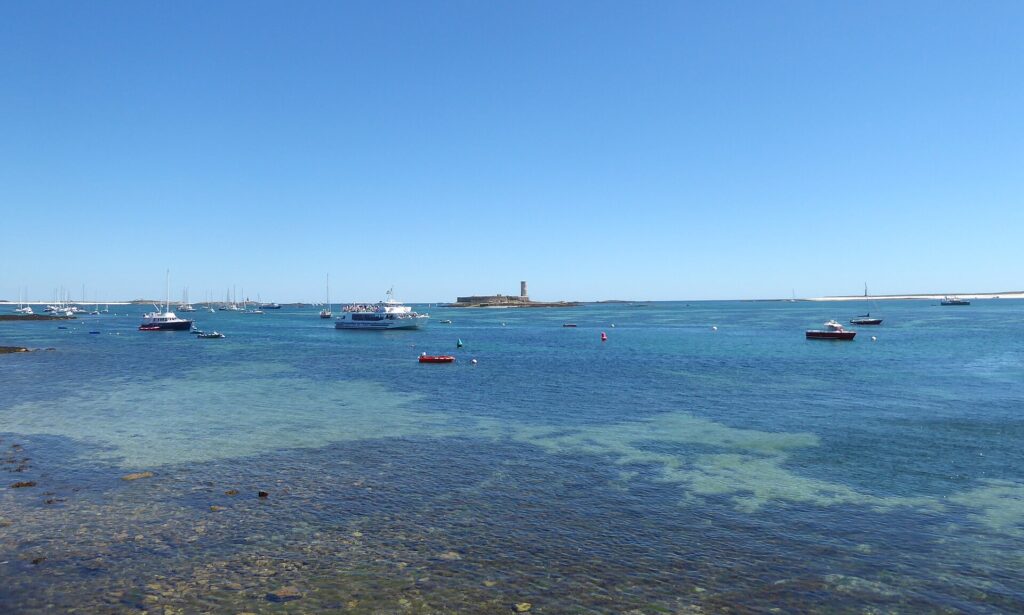Mouillage Glénan : archipel des Glénan vu par un photographe sur Wikimedia Commons