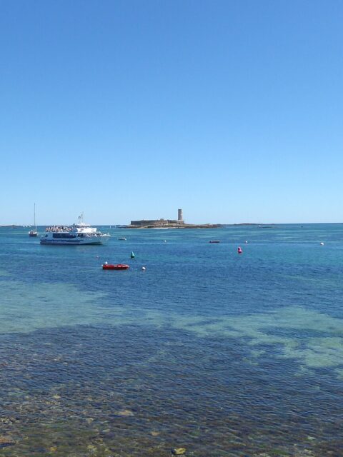 Mouillage Glénan : archipel des Glénan vu par un photographe sur Wikimedia Commons