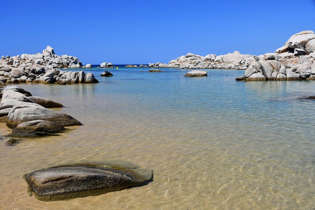 Mouillage Lavezzi : Lavezzi et Bonifacio vu par un photographe sur Wikimedia Commons