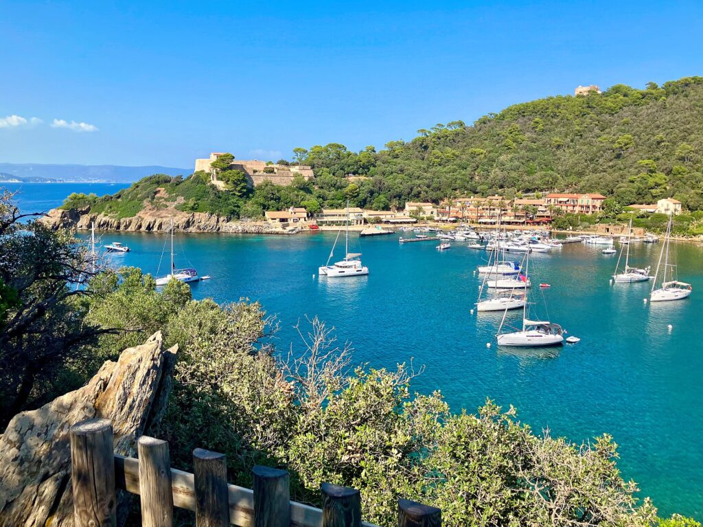 Mouillage Port-Cros : Port-Cros vu par un photographe sur Wikimedia Commons