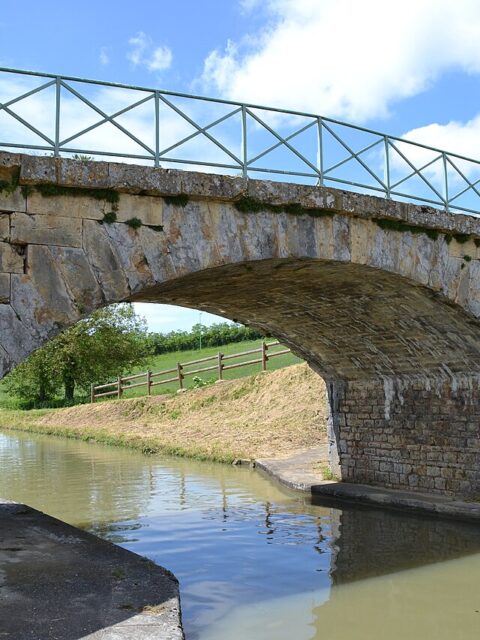 Port de la Copine : le canal du Nivernais à Champvert, près du port